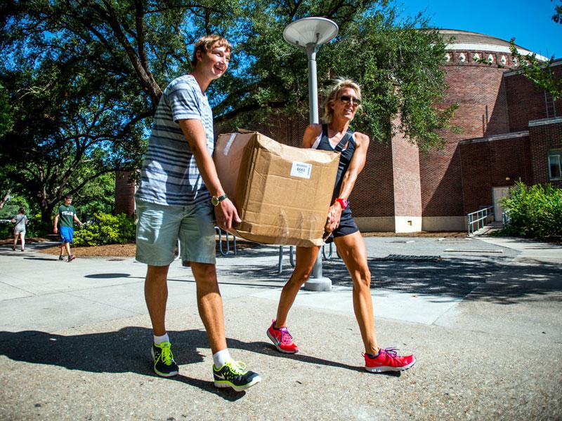 A student and parent carry box on move-in weekend